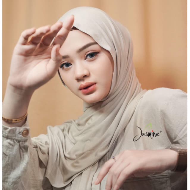 Review Pashmina Kaos Turkey: Tren Hijab 'Meleyot' yang Adem & Anti Ribet