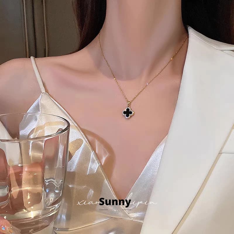 Review Kalung Seri Semanggi: Hoki Nempel Terus!