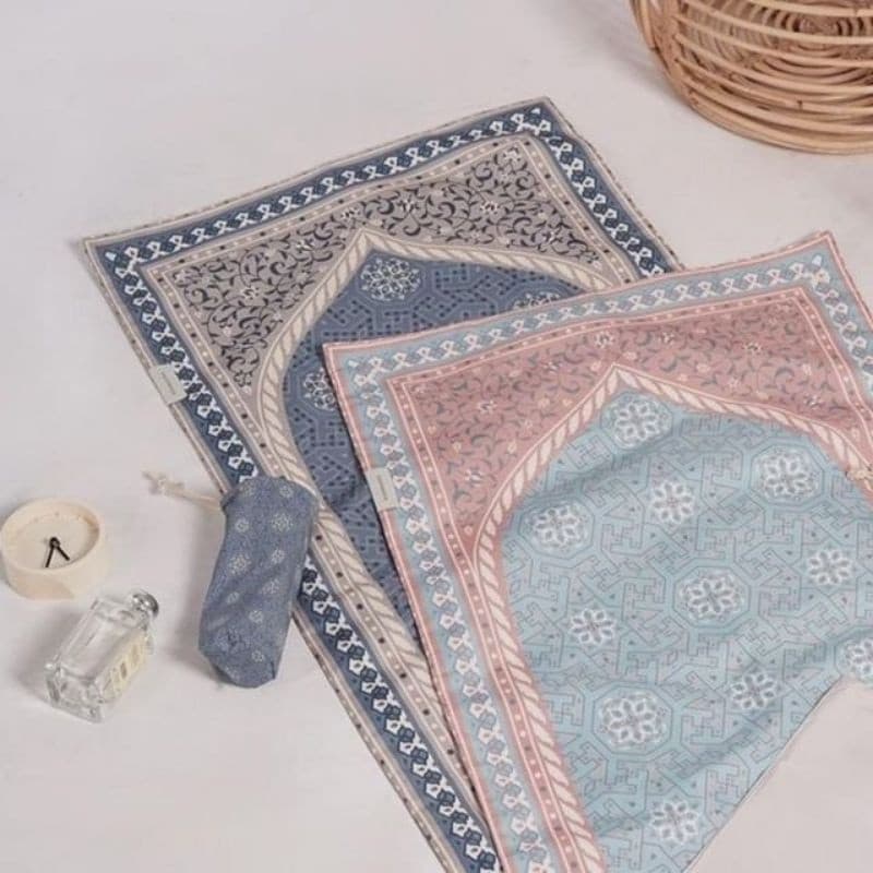 Review Sajadah Travel: Solusi Ibadah Sat-Set Buat Si Hobi Jalan-Jalan